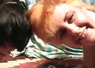 Une femme mûre et bien en chair excite le pénis de son chien aussi fort qu'elle le peut